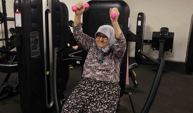 82 yaşındaki kadın, sporla bastonunu attı