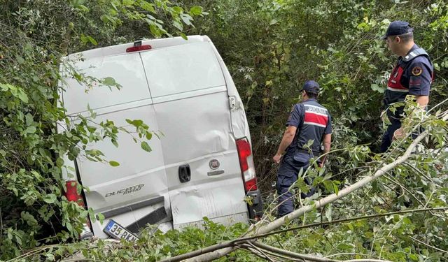 Mminibüs şarampole yuvarlandı: 2 yaralı