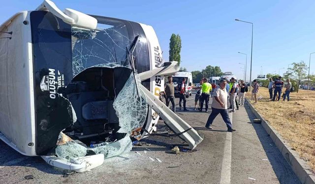 Yolcu otobüsü devrildi: 22 yaralı var