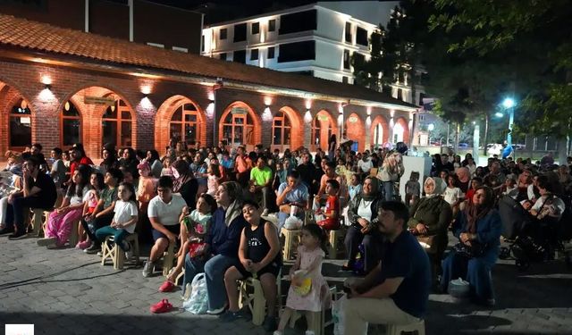 Erbaa’da sinema salonu bahçeye taşındı, çocuklar akın etti