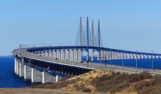 7.845 Metrelik Uzunluğu, 204 Metrelik Kuleleri, 490 Metrelik Açıklığı Ve 4 Şeritli Karayolu Var İki Ülkeyi Birleştiriyor