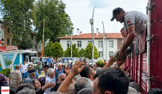 Tokat'ta 20 Ton Karpuz 45 Dakikada Tükendi! Meydanda Uzun Kuyruklar Oluştu