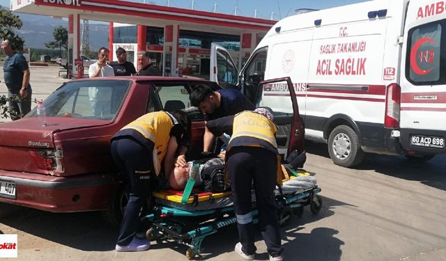Niksar’da Akaryakıt İstasyonu Önünde Kaza: 1 Yaralı