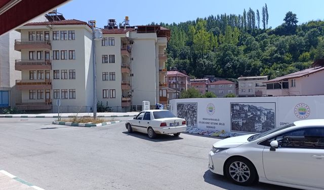 Niksar’da Kazı Alanı Kavşağı Kilitledi Sürücüler Birbirini Göremez Hale Geldi Onlarca Kaza Yaşandı