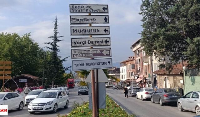 Niksar’da Yön Levhaları Zamana Yenik Düştü! Şehrin Önemli Noktalarındaki Tabelalar Yenilenmeyi Bekliyor