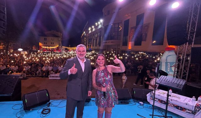 Niksar’da Reyhan Karaca İle 90’lar Rüzgârı Esti
