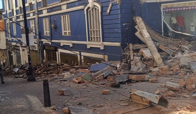 Akşam Saatlerinde Deprem Ülkeyi 7.4 Şiddetinde Salladı Binalar Hasar Gördü Tsunami Alarmı Verildi