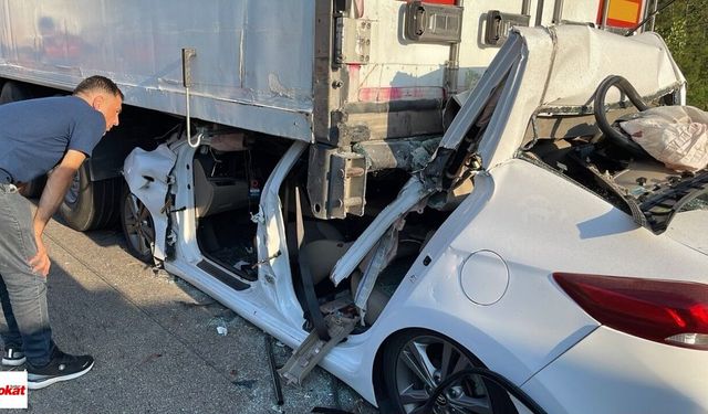 Tokat’ta Otomobil Tırın Altına Girdi: Sürücü Kurtarılamadı