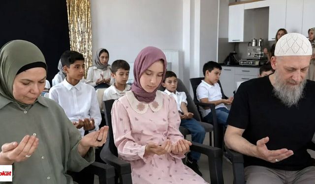Türkçe Öğrenmek İçin Kur’an Kursuna Başlayan 12 Yaşındaki Mia Müslüman Oldu