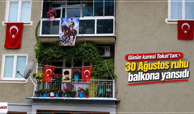 Günün karesi Tokat’tan: 30 Ağustos ruhu balkona yansıdı