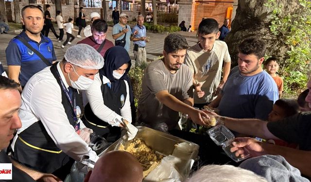 Tokat’ta Mevlid Kandili’nin bereketi 5 bin kişilik ikramla paylaşıldı