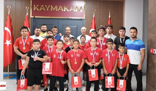Turhal’a Türkiye derecesiyle dönen minik sporcuları Kaymakam Tepeli ağırladı