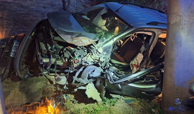Niksar'da feci kaza: Dönekse Köprüsü yakınında otomobil hurdaya döndü, 1 ölü 3 yaralı
