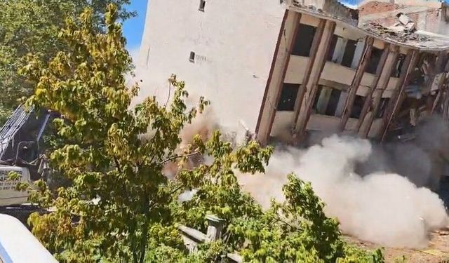 5 katlı iki bina tek dokunuşla yıkıldı