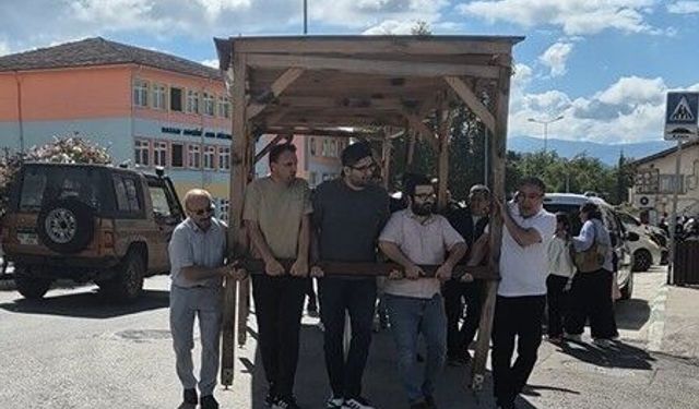 Öğretmenler kamelyayı yeni okulun bahçesine böyle taşdı