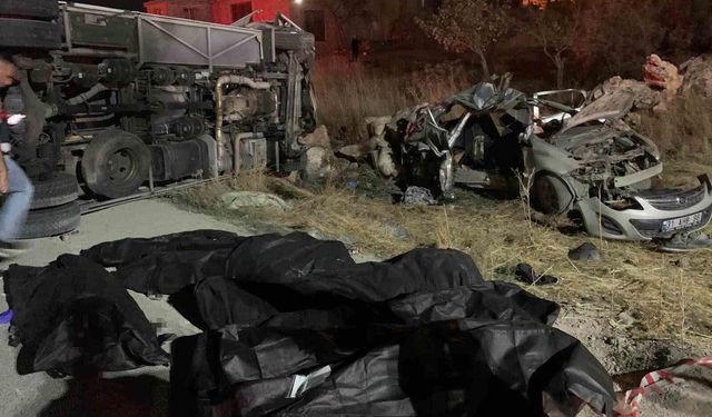 Yolcu otobüsü otomobille çarpıştı: 2'si çocuk 7 kişi hayatını kaybetti