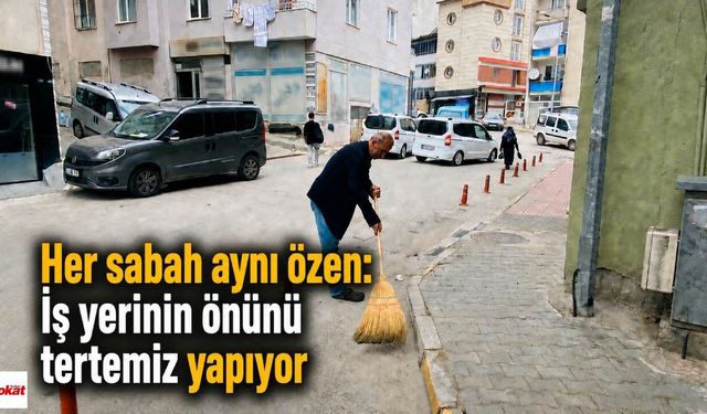 Her sabah aynı özen: İş yerinin önünü tertemiz yapıyor