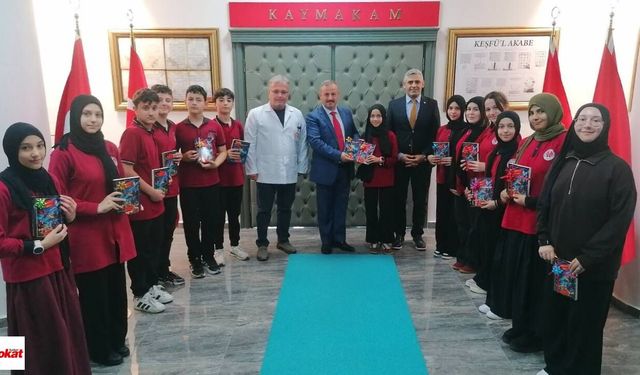 Genç Yazarların Eseri Kaymakam Perçi’ye Sunuldu