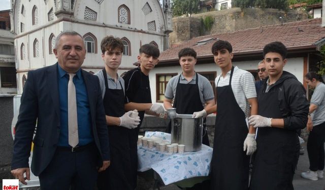 Niksar’da Tarihi Mekanda Tarihi Gelenek Canlandı 500 Kişiye Helva Dağıtıldı