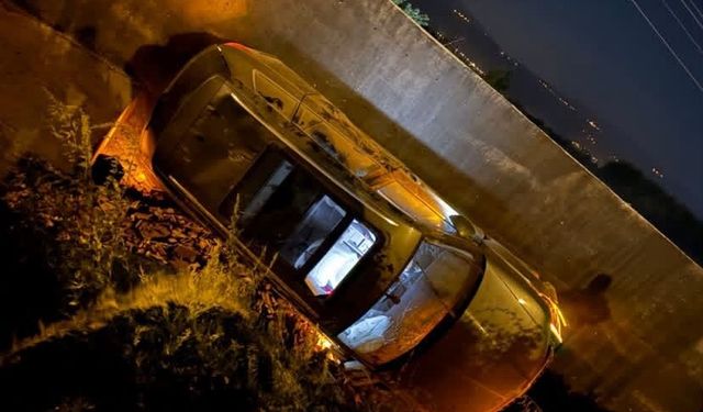 Niksar'da otomobil kanala devrildi