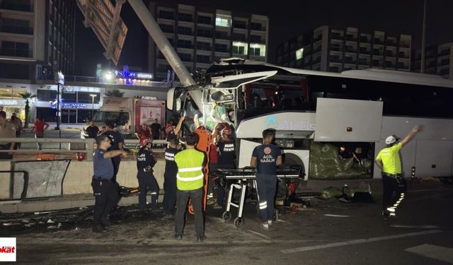 Yolcu Otobüsü Önce Tabela Direğine, Sonra Alt Geçit Duvarına Çarptı: 11 Yaralı