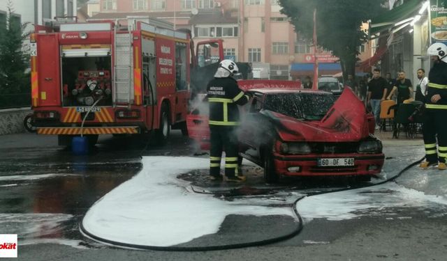 Niksar’da Park Halindeki Otomobil Alev Alev Yandı