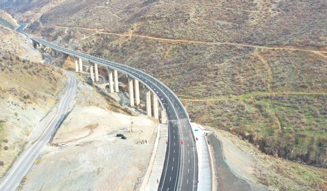 15 Bin 600 Ton Çelik Kullanıldı 900 Metrelik Tek Parça Yapısı Var 3 Kilometrelik Ulaşım Sağlıyor Eyfel Kulesinin 2 Katı