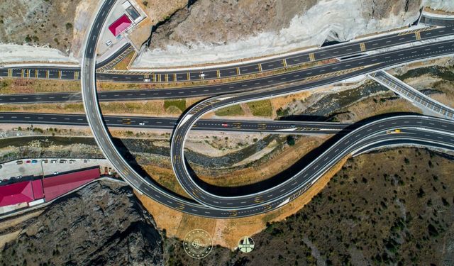 9 Tünel 13 Köprü 4 Viyadük Ve 5 Kavşak Yapıldı 2 Bölgeyi Birbirine Bağladı 11 Kilometrelik Güzergah En Kritik Hat Oldu