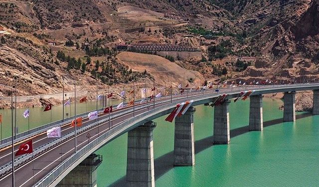 685 Metrelik Dev Viyadük Çoruh’u Aşıyor 147 Metrelik Ayaklarla Güzergah 16 Kilometre Kısaldı