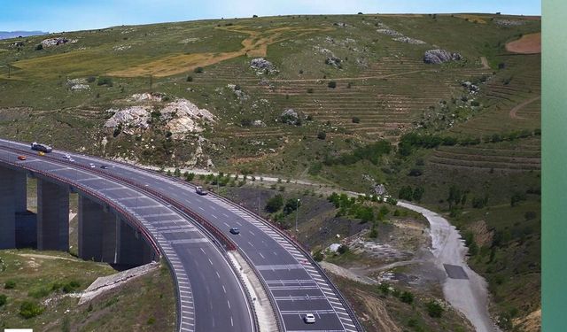 4 Tünel 8 Viyadük 39 Köprü 63 Altgeçit 120 Kilometre Uzunluğunda Otoyol Tokat'a Uzanan Otoyol Tokat Ve 43 İli Bağlıyor
