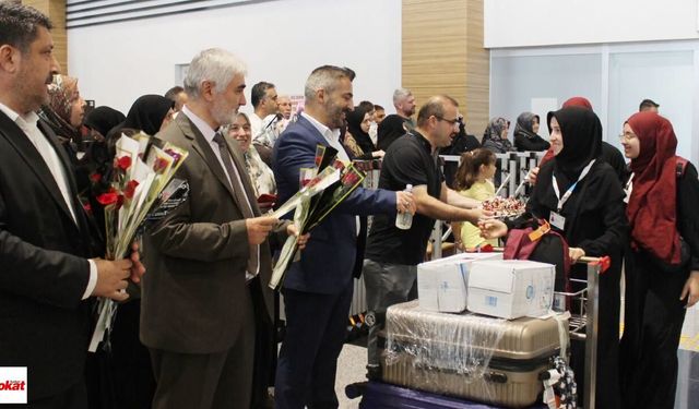 Tokatlı Hafızlar Umreden Döndü: Havalimanında Güllerle Karşılandılar