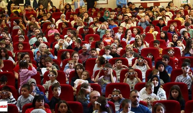 Tokat’ta Çocuklara Teknoloji Dolu Sürpriz: Kırmızı-Mavi Gözlükleri Taktılar, Gösterinin İçine Girdiler