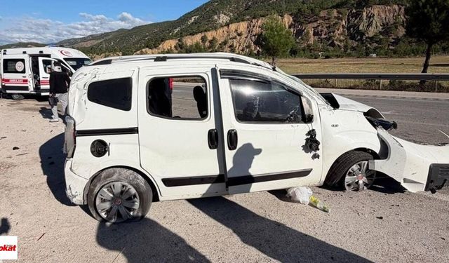 Reşadiye’de feci kaza: Takla atan araçta 2 kişinin durumu ağır