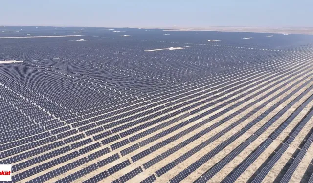 691 Hektarlık Çöl Arazisine Kuruldu Yılda 606 Gigavat Saat Elektrik Üretecek 250 MW Güç 126 MWh Batarya Sistemi Var