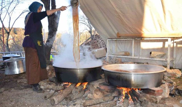 Bir haftalık zahmetli pekmez mesaisi: Kilogramı 500 liradan satılıyor