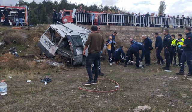 Hafifi ticari araç şarampole uçtu: 1 kişi öldü, 2'si ağır 4 yaralı