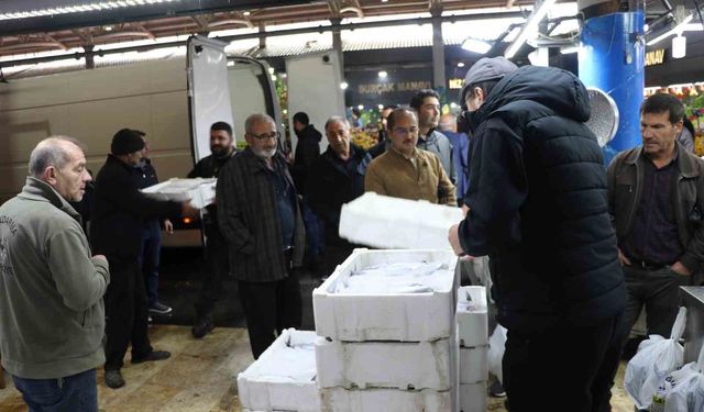 Komşuda balıkçı pazarlarına Karadeniz illerini aratmayacak görüntüler yaşanıyor