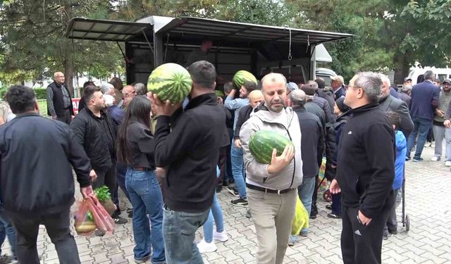 Sezonun son karpuzlarını ücretsiz dağıttı, 5 dakikada tükendi