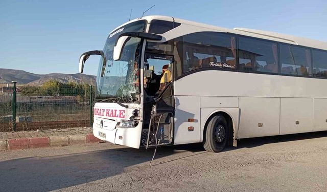 Tokat'ta yolcu otobüsü ile traktör çarpıştı