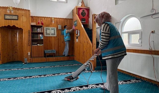 Niksar’da Öğrencilerden Anlamlı Cami Temizliği