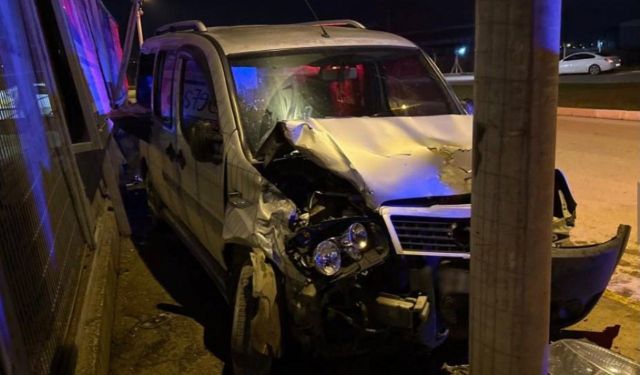 Erbaa’da Hafif Ticari Araç Elektrik Direğine Çarptı: 1 Yaralı