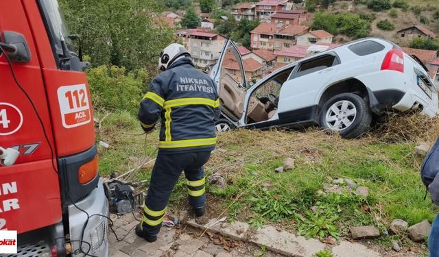 Direksiyon Hakimiyetini Kaybeden Araç Şarampolde Askıda Kaldı