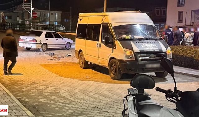 Erbaa’da köprü girişinde minibüs ile otomobil çarpıştı