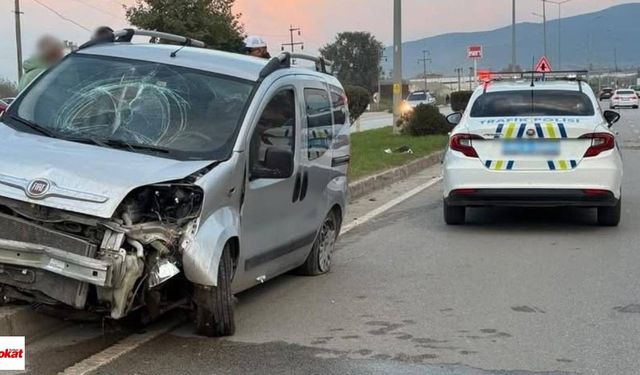 Erbaa’da Refüjü Aşan Hafif Ticari Araç Karşı Şeritte Durabildi