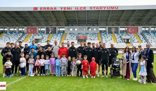 Erbaaspor’un minik misafirleri antrenmana neşe kattı