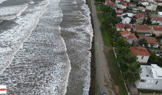 Karadeniz kıyıyı yutuyor: Sahil duvarları çöktü, yapıların altı boşaldı
