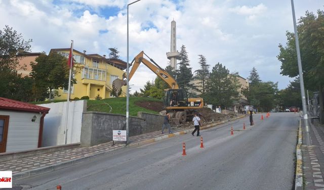 Kümbet Mahallesi’nde Dikkat Çeken Çalışma! İstinat Duvarı Neden Yıkılıyor?