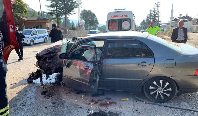 Niksar’da Otomobil Beton Direğe Çarptı