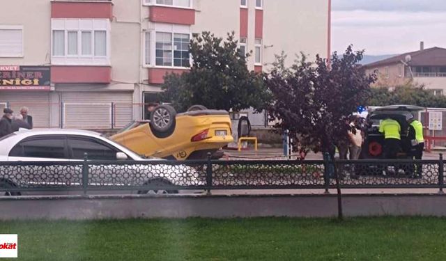 Niksar’da Minibüsün Çarptığı Taksi: Taksi Ters Döndü