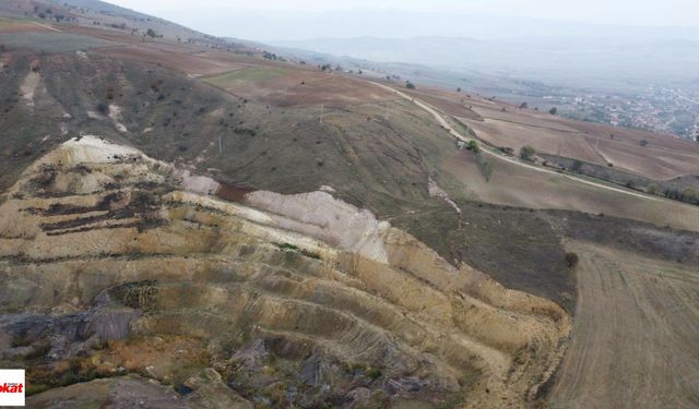 Tokat'ın Zile İlçesi Yakınında Korkutan Gelişme Bölgede Derin Çatlaklar Oluştu Valilik Uzak Durun Çağrısında Bulundu